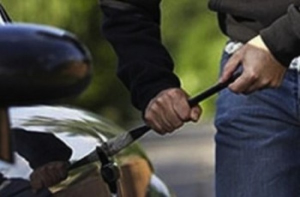 Полицаите задържаха извършители на няколко кражби от леки автомобили / Новини от Казанлък