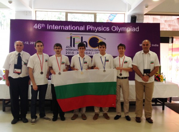 Физиците от ПМГ „Никола Обрешков“ се завърнаха с медали от Международната олимпиада в Мумбай / Новини от Казанлък