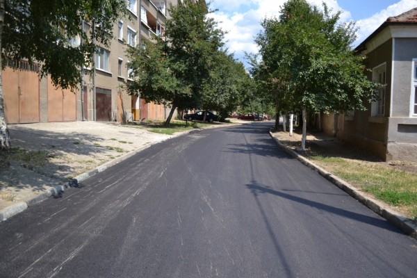 Община Казанлък започна асфалтирането на улици в града / Новини от Казанлък