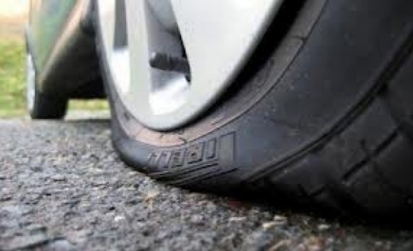 Режат гуми на кола паркирана пред гараж / Новини от Казанлък