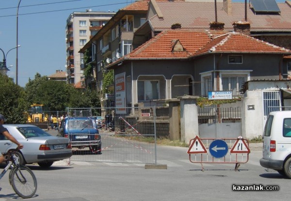 Авария на газовпровода при смяната на водопровода по бул.  Никола Петков днес на обяд / Новини от Казанлък