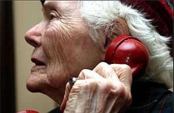 Телефонните измамници продължават да „вързват” баби на примката за климатици / Новини от Казанлък