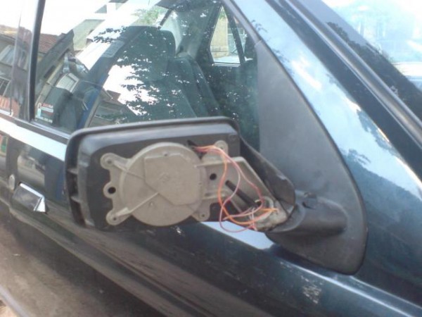 7 автомобила със счупени огледала в Източното / Новини от Казанлък