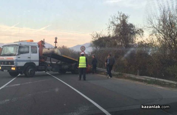 Кола падна от моста на Ягода / Новини от Казанлък