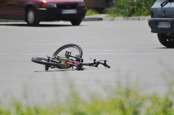 Велосипедист се блъсна челно в автомобил / Новини от Казанлък