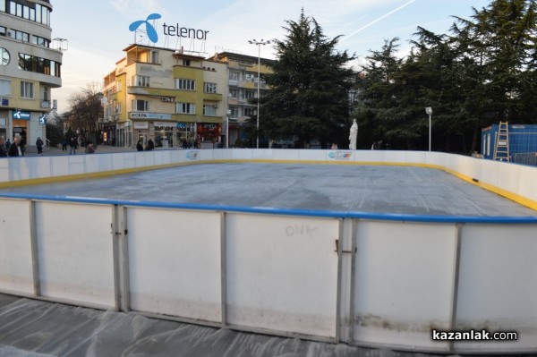Първият лед покри пързалката в Казанлък / Новини от Казанлък
