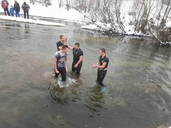 Иван Райков извади кръста от водите на Тунджа, край Павел баня / Новини от Казанлък