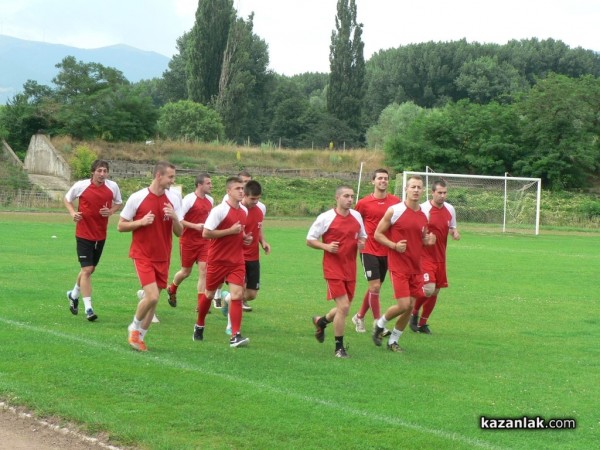 Футболистите на Розова долина се събират за първа тренировка / Новини от Казанлък