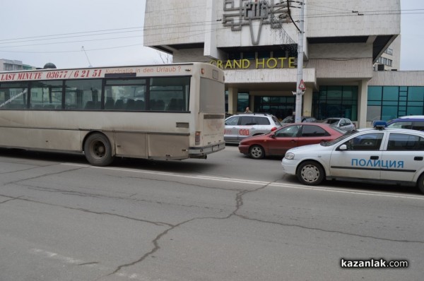 Автобус  и автомобил се „сбутаха“ на центъра / Новини от Казанлък