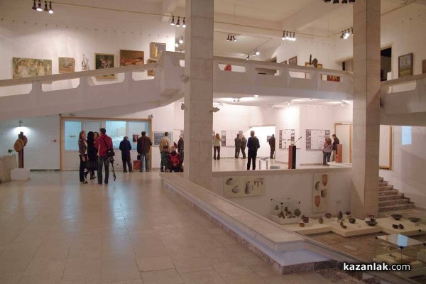 Преподаватели-художници от Търновския университет показват изложба в Казанлък / Новини от Казанлък