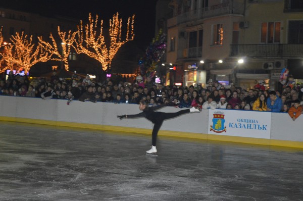 Повече от 12 хиляди души посетиха ледената пързалка в Казанлък / Новини от Казанлък