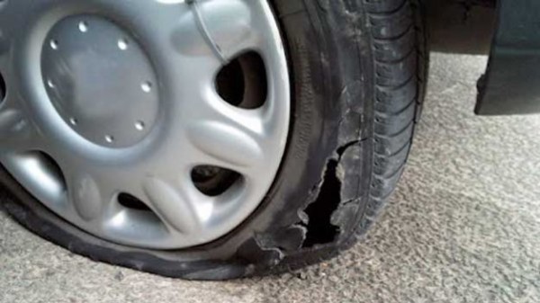 Неизвестни трошиха стъкла и рязаха гуми на автомобили / Новини от Казанлък