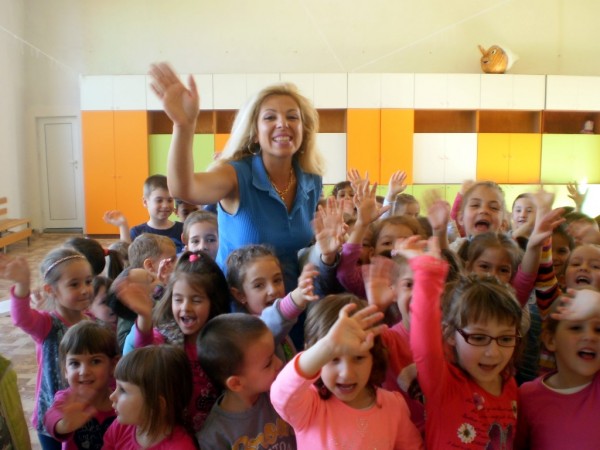 Детска писателска се срещна с малчуганите от ЦДГ „Буратино“ / Новини от Казанлък