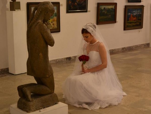 Сватбена фотосесия в Художествената галерия / Новини от Казанлък
