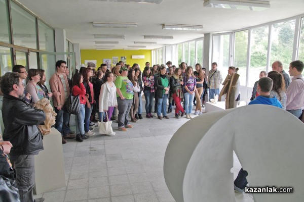 Талантливи скулптури завършили Художествената гимназия подредиха изложба в Казанлък / Новини от Казанлък