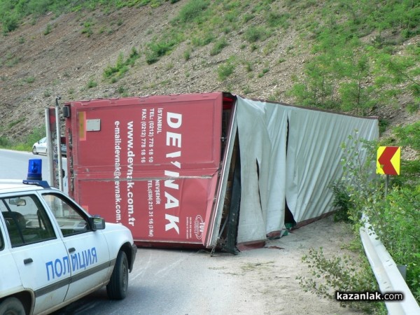 Румънски шофьор е обвинен за катастрофата на Прохода на Републиката / Новини от Казанлък