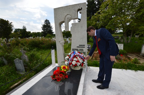 Руски дипломат поднесе цветя в Деня на победата на паметника в Копринка / Новини от Казанлък