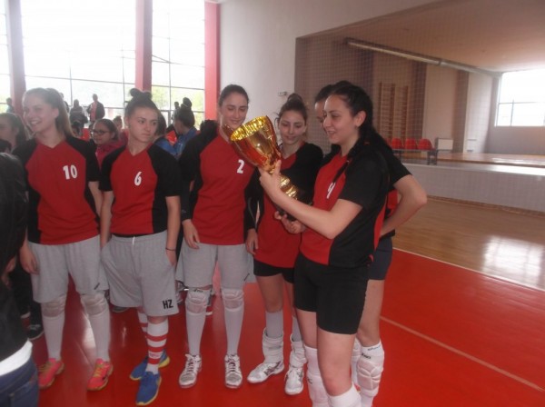 Девойките на ХГ „Св. Св. Кирил и Методий“ спечелиха Ученическите игри по волейбол / Новини от Казанлък