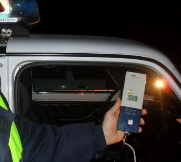 Пиян и лишен от право да шофира се блъсна в паркиран автомобил / Новини от Казанлък