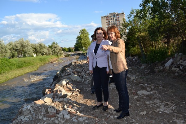 Министър Бъчварова и Кметът на Общината посетиха засегнати от наводненията места в района / Новини от Казанлък