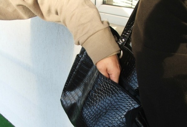  Откраднаха портмонето на 20-годишна от магазин в Казанлък / Новини от Казанлък