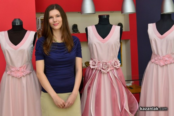 Представиха новите рокли на Царица Роза и подгласничкитe / Новини от Казанлък
