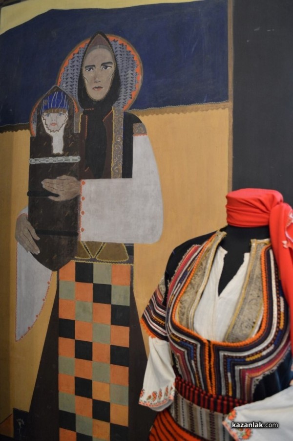 Уникална изложба на автентични носии сред стенописите на Иван Милев / Новини от Казанлък