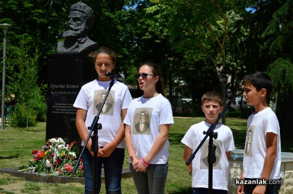 За първи път почетохме Деня на Ботев пред паметника на революционера в Розариума /видео/ / Новини от Казанлък