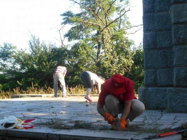 Социалисти почистиха паметника на Георги Димитров на язовира / Новини от Казанлък