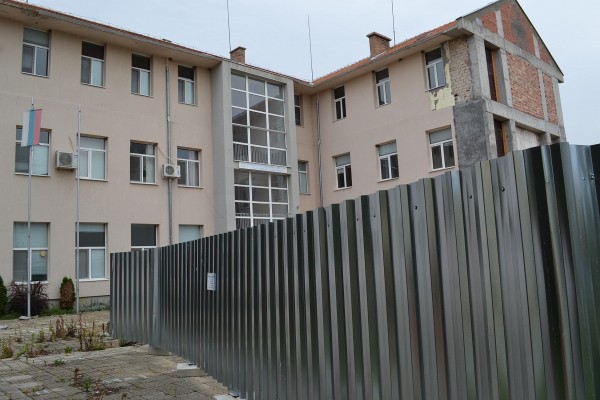 Започват укрепителните и строителните дейности на сградата на ПМГ / Новини от Казанлък