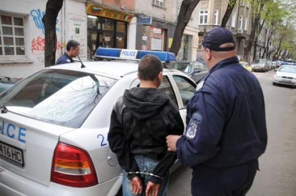 Задържаха 14-годишен за няколко кражби в Казанлък / Новини от Казанлък