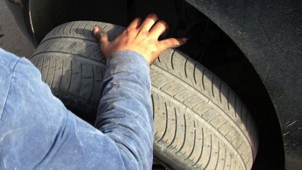 Откраднаха четирите гуми на паркиран в Казанлък автомобил / Новини от Казанлък