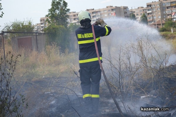 Потушиха пожар в близост до къщи в Казанлък / Новини от Казанлък