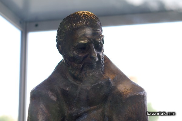 Скулптура на Георги Китов и реплика на бронзовата глава от днес са изложени на площад КИАЦО / Новини от Казанлък