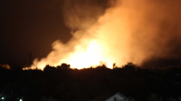 Изгасиха голям пожар във вилната зона източно от Казанлък /обновена/ / Новини от Казанлък