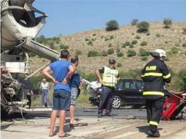 Трима пострадаха след сблъсък на автомобил и бетоновоз / Новини от Казанлък