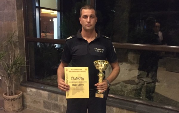 Пламен Ноев спечели купа от конкурса „Пътен полицай на годината“ / Новини от Казанлък