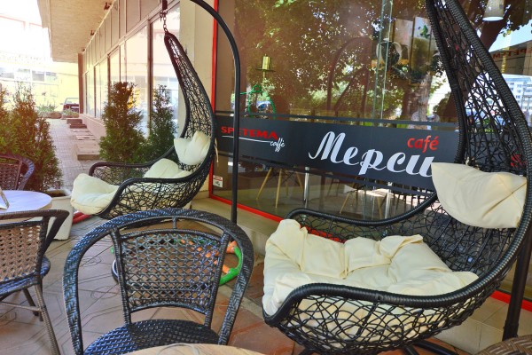 Cafe Мерси  - първото кафе с луксозни наргилета в Казанлък отвори днес / Новини от Казанлък