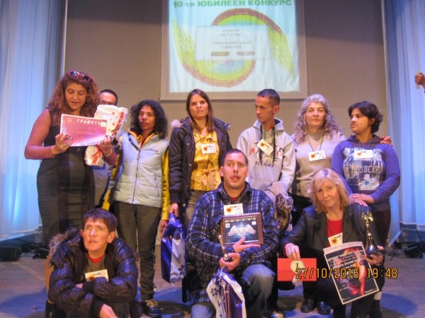 Младежи от защитеното жилище в Овощник с награди от конкурс за красиви надежди / Новини от Казанлък