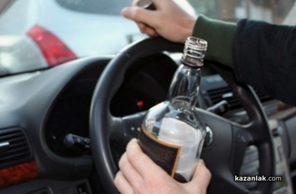Двама пияни шофьори прекараха деня за размисъл в ареста / Новини от Казанлък