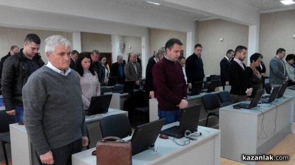 Съветниците почетоха жертвите в Хитрино на извънредна сесия за Спешната помощ в Казанлък / Новини от Казанлък