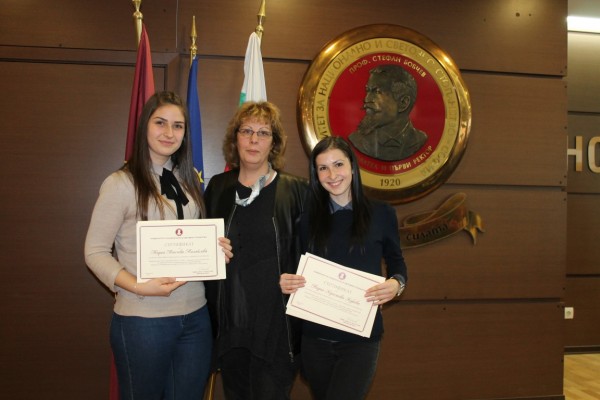 Ученици от ПГЛПТ със сертификати от Националното състезание по финанси и счетоводство в УНСС / Новини от Казанлък