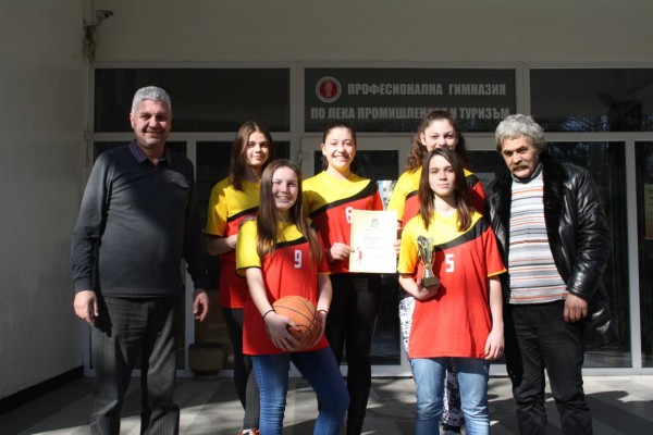 Отборът на ПГЛПТ-момичета 8-10 клас стана шампион по баскетбол / Новини от Казанлък