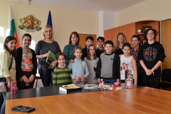 Кметът на Общината се срещна с малките писатели от клуб „Светлини сред сенките“ / Новини от Казанлък