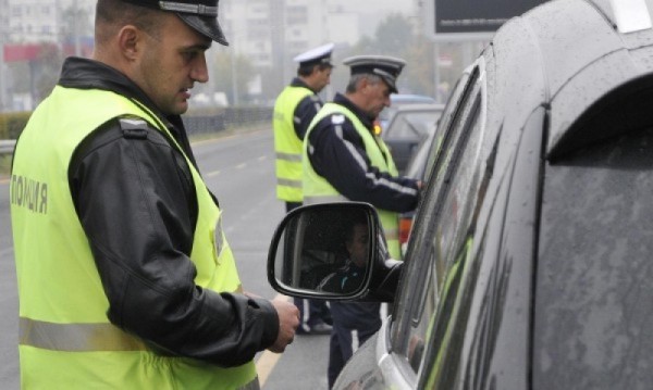 Двама шофьори без книжки хванаха полицаите през вчерашния ден / Новини от Казанлък