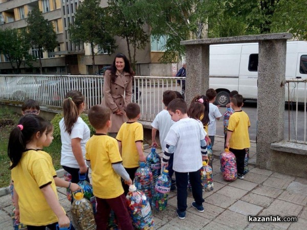 120 кг. за „Капачки в действие“ събраха деца и родители от казанлъшката ДГ „Пчелица“ / Новини от Казанлък