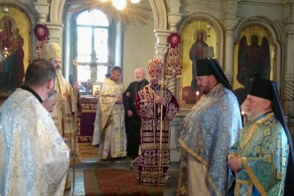 Трима митрополити отслужиха литургията тази неделя в Девическия манастир в Казанлък / Новини от Казанлък