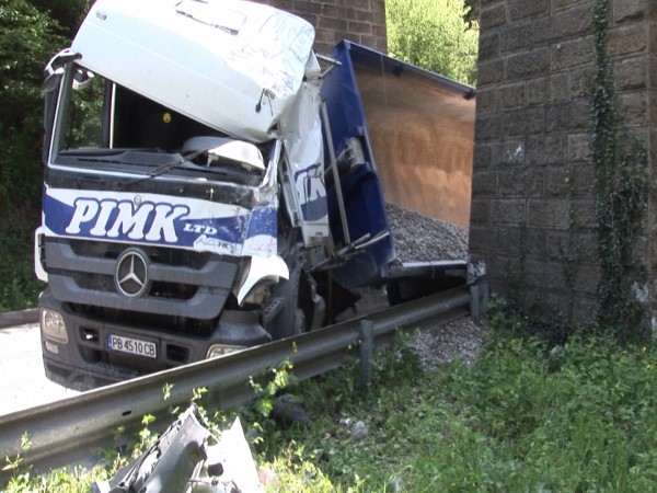 Шофьор на тежкотоварен камион  загина в катастрофа под Римския мост / Новини от Казанлък
