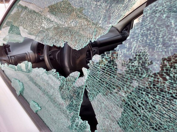 Два автомобила осъмнаха с потрошени стъкла в Източното / Новини от Казанлък