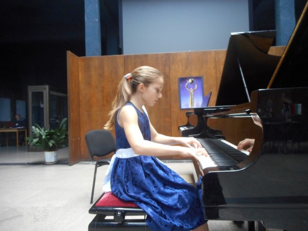 Пореден изключителен успех за учениците от клавирния клас на Елена Юлиянова / Новини от Казанлък